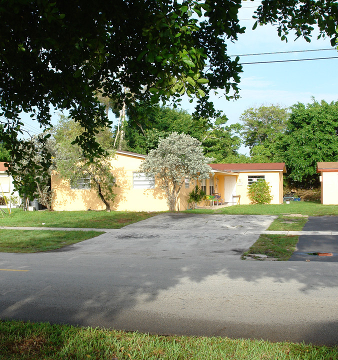 1465 NW 60th Ave in Fort Lauderdale, FL - Foto de edificio