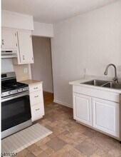 1016 Washington Valley Rd in Bridgewater, NJ - Building Photo - Building Photo