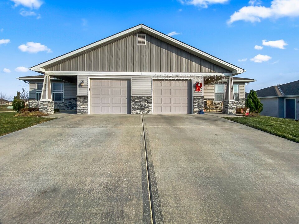 8102 SW 1st St in Blue Springs, MO - Building Photo