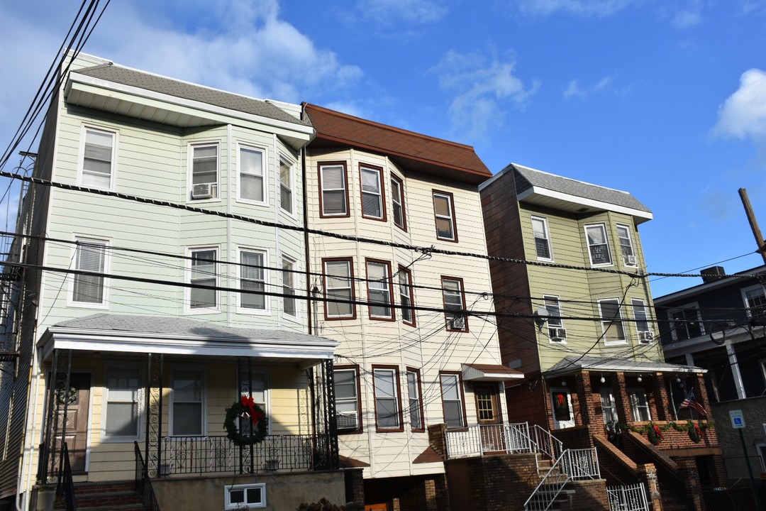 11 W 17th St in Bayonne, NJ - Building Photo