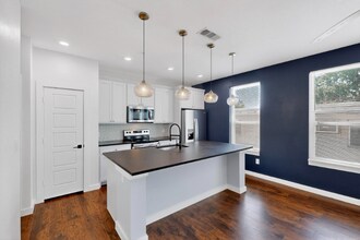 800 S Welch St in Denton, TX - Building Photo - Building Photo