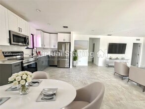 911 79th Terrace in Miami Beach, FL - Building Photo - Building Photo