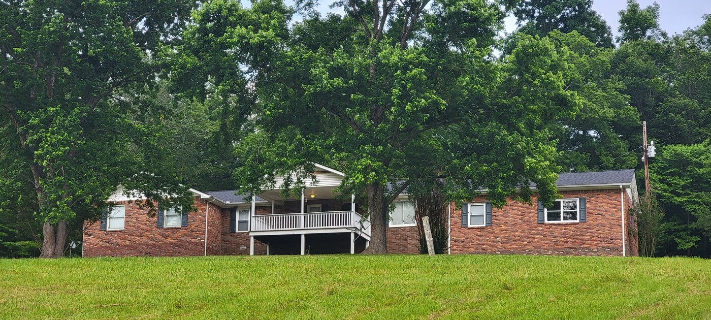 153 Capps Ln in Erin, TN - Building Photo