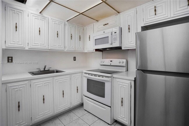 7925 Carlyle Ave in Miami Beach, FL - Foto de edificio - Building Photo