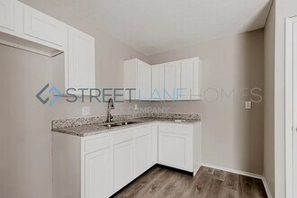 8019 Roy Rd in Indianapolis, IN - Foto de edificio - Building Photo