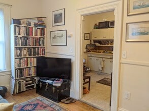 2 Evergreen Sq, Unit 1 in Somerville, MA - Foto de edificio - Building Photo