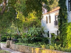 2839 SW 25th Ter in Miami, FL - Building Photo - Building Photo