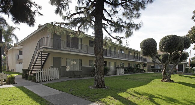 Orangefair Village in Fullerton, CA - Foto de edificio - Building Photo