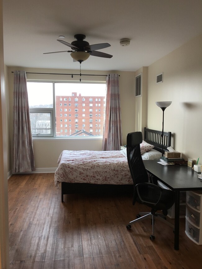 5570 Centre Ave, Unit 311 in Pittsburgh, PA - Foto de edificio - Building Photo