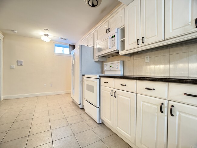 26 Arlington St, Unit 3 in Boston, MA - Building Photo - Building Photo