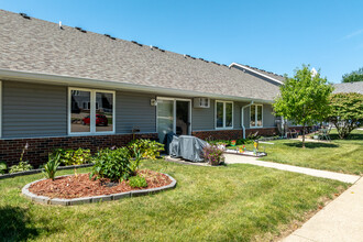 Fairmeadows Village-55+ Rental Community in West Des Moines, IA - Foto de edificio - Building Photo