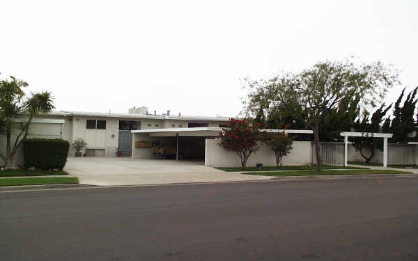 739-745 Domingo Dr in Newport Beach, CA - Building Photo - Building Photo