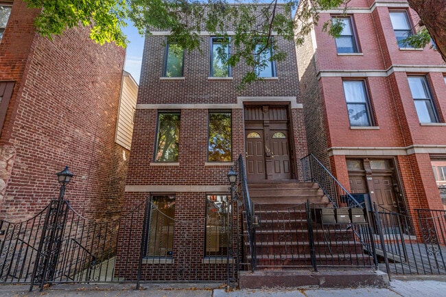 1147 W Taylor St, Unit # 01 in Chicago, IL - Building Photo - Building Photo