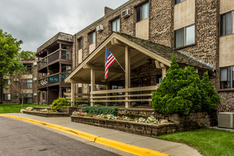 Oakridge Apartments in Hopkins, MN - Foto de edificio - Building Photo