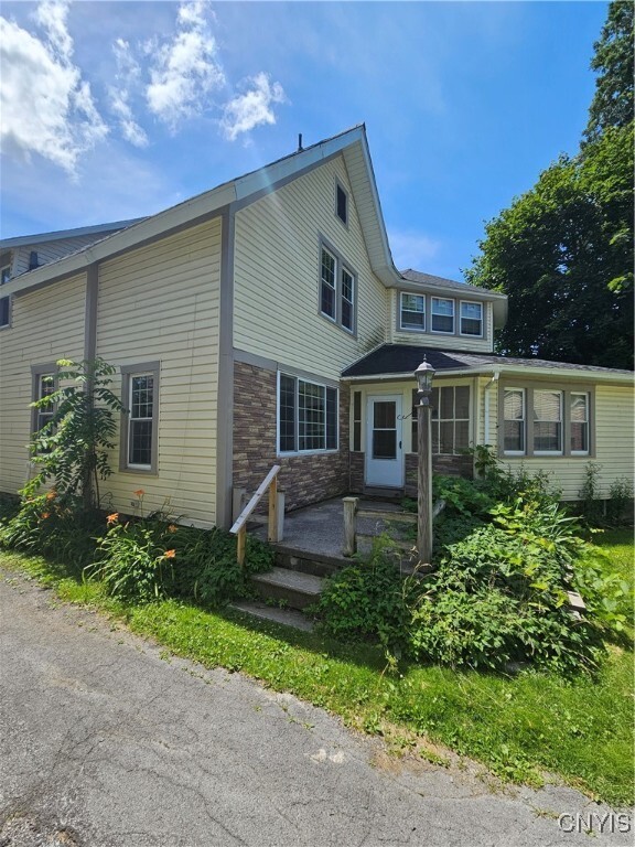 352 S Rutland St in Watertown, NY - Foto de edificio - Building Photo