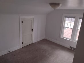 315 State Ave, Unit Upper in St. Charles, IL - Foto de edificio - Building Photo