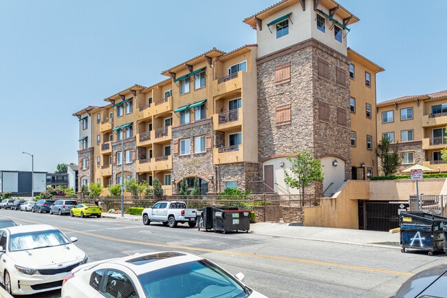 Andalucia Senior Apartments in Van Nuys, CA - Foto de edificio - Building Photo