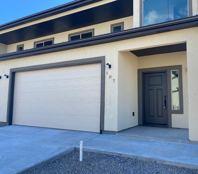 107 Willow Cir in Rifle, CO - Building Photo