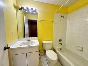 420 SW 122nd Ave in Pembroke Pines, FL - Foto de edificio - Building Photo