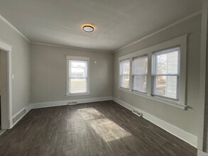 230 E Victoria St in South Bend, IN - Foto de edificio - Building Photo