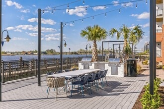 Metropolitan at the Riverwalk in Wilmington, NC - Foto de edificio - Building Photo