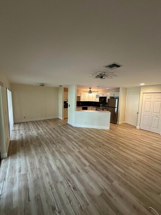 14 Lexington Ln E in Palm Beach Gardens, FL - Building Photo