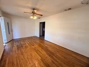 105 S Mulberry St in Archer City, TX - Building Photo - Building Photo