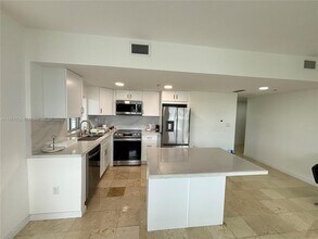 1402 Brickell Bay Dr in Miami, FL - Building Photo - Building Photo