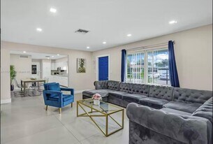 2217 NW 4th Ave in Wilton Manors, FL - Building Photo
