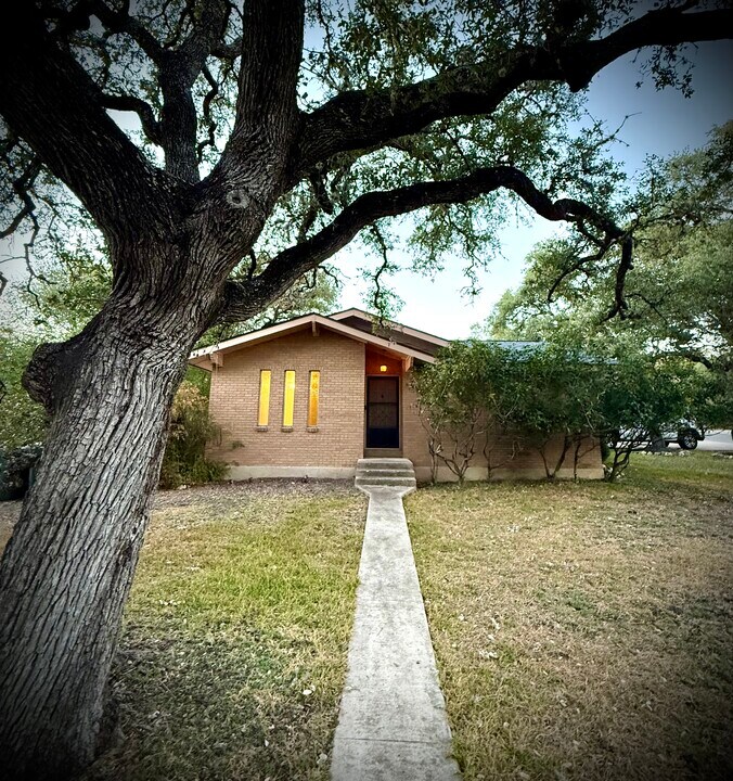 1000 Hillyer St in San Marcos, TX - Building Photo