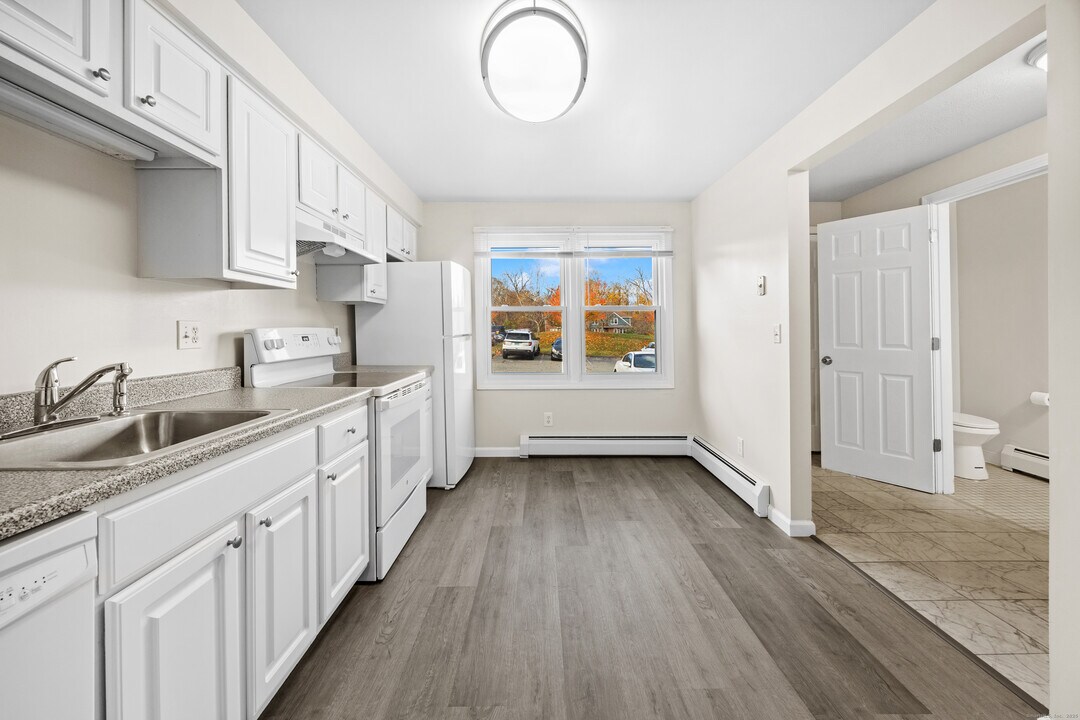 145 Harbor Pond Dr in Meriden, CT - Building Photo