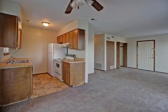 8607 W Thurman St in Wichita, KS - Building Photo - Interior Photo