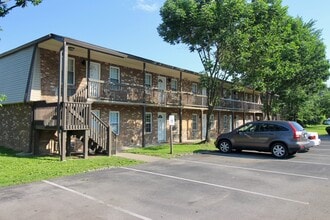 Savannah Terrace Apartments in Louisville, KY - Foto de edificio - Building Photo
