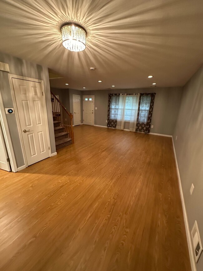 942 Thomas Ave in North Brunswick, NJ - Building Photo - Building Photo