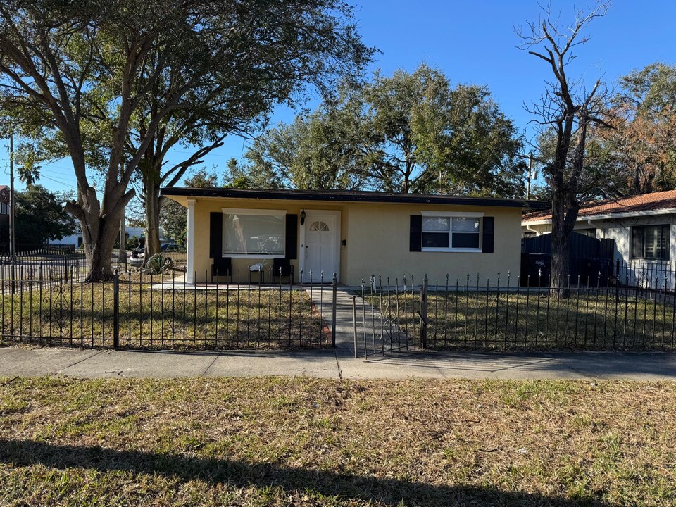 122 Bosphorous Ave in Tampa, FL - Foto de edificio