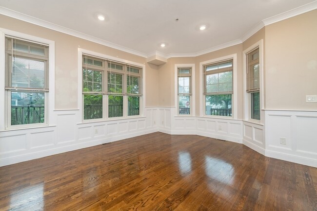 54-56 Athol St, Unit 1 in Boston, MA - Foto de edificio - Building Photo