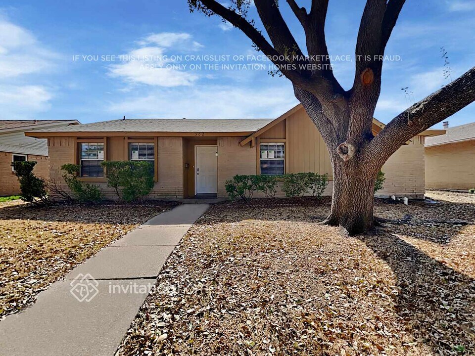 502 Ivy Way in Garland, TX - Foto de edificio