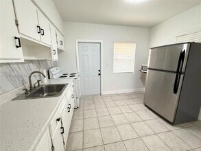 2213 Madison St, Unit 4 in Hollywood, FL - Foto de edificio - Building Photo