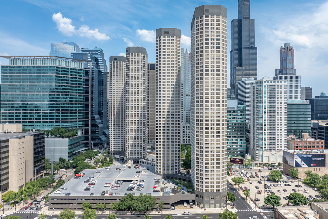 Presidential Towers in Chicago, IL - Building Photo