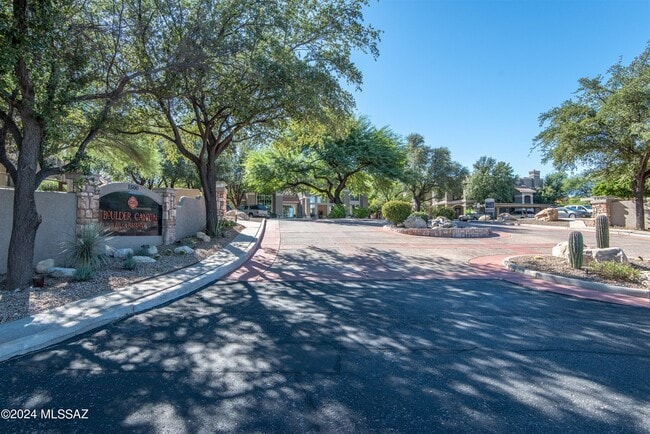 property at 1500 E Pusch Wilderness Dr