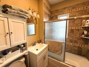 42 Gibbens St, Unit 2 in Somerville, MA - Foto de edificio - Building Photo