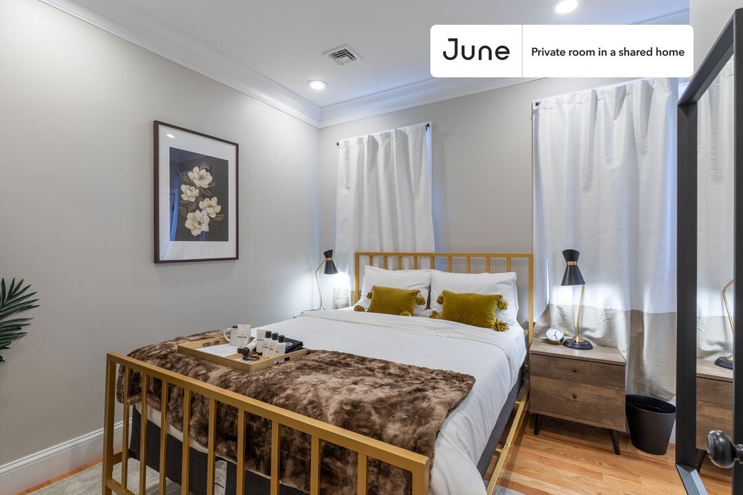 Private bedroom in 3 bed/1 bath Home in Boston, MA - Building Photo
