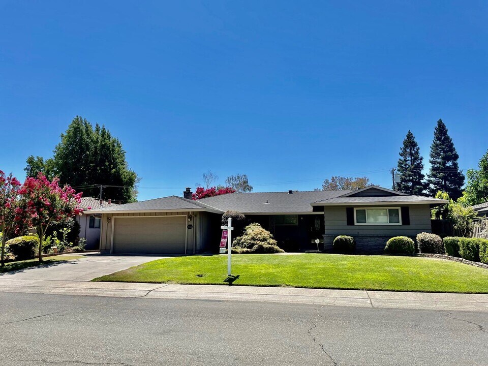 1360 San Clemente Wy in Sacramento, CA - Building Photo