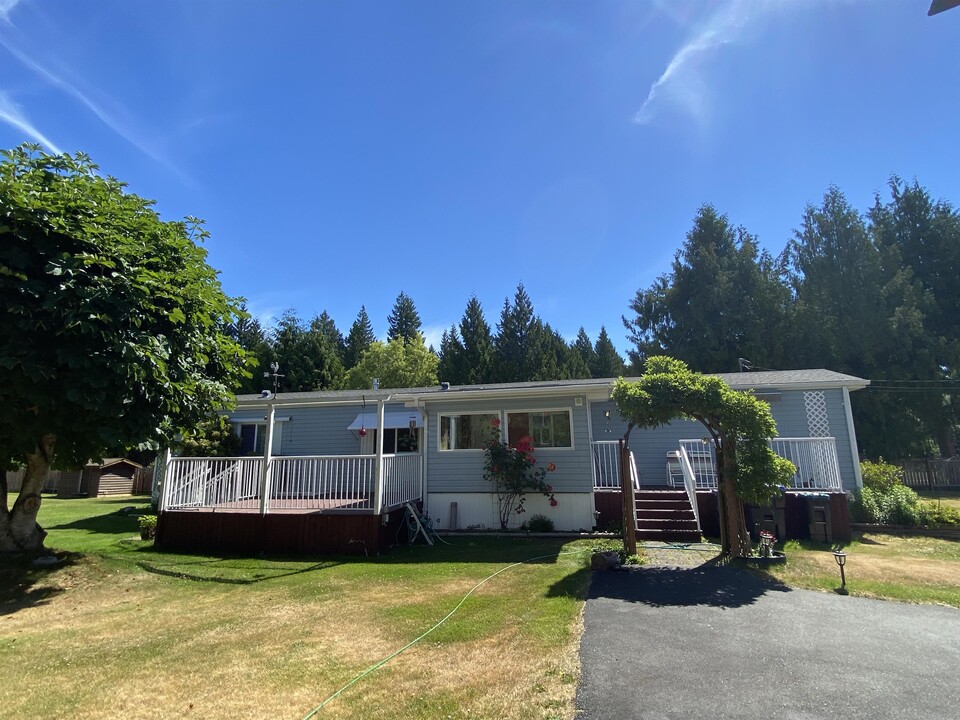 1481 Edwin Rd in Qualicum Beach, BC - Building Photo