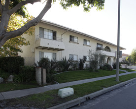 La Paloma Apartments in Cypress, CA - Foto de edificio - Building Photo