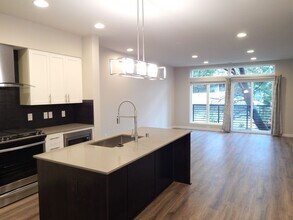 13959 NE 15th Ct in Bellevue, WA - Building Photo - Building Photo
