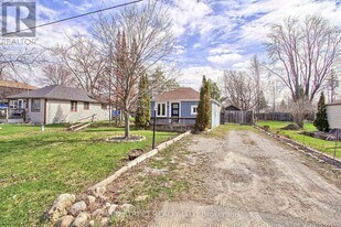 127 Woodfield Dr in Georgina, ON - Building Photo