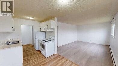 9515-9100 100 Ave. in Grande Prairie, AB - Building Photo - Building Photo
