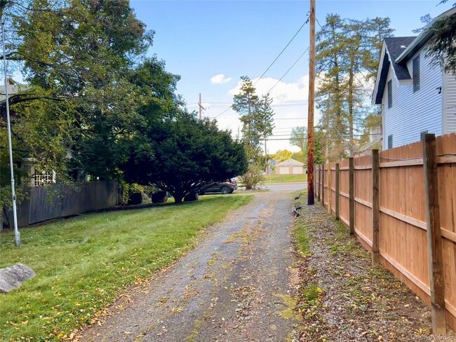 863 Wolcott Ave in Beacon, NY - Building Photo - Building Photo