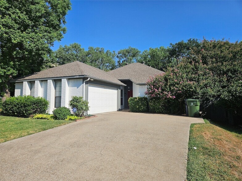2705 Francisco Dr in Garland, TX - Building Photo